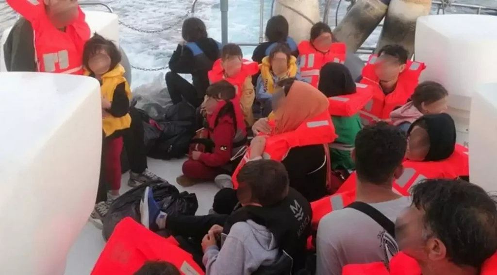 Σάμος: Μία βάρκα γεμάτη παιδιά βρήκαν οι λιμενικοί (Φωτό & Βίντεο)