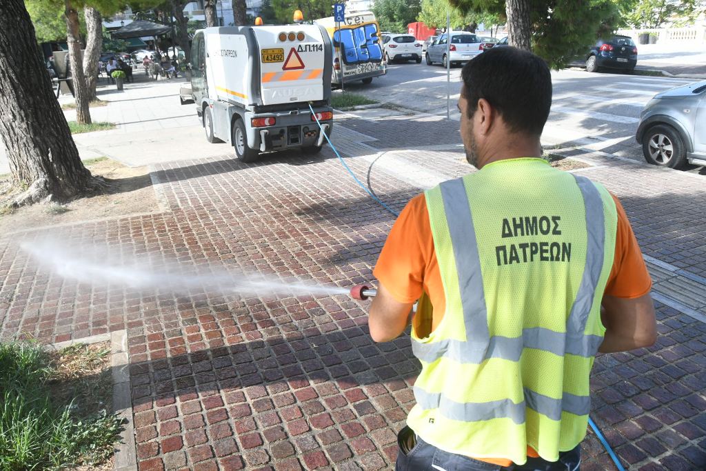 ΠΑΤΡΑ: Οι εργαζόμενοι συνεχίζουν τον καθαρισμό πλατειών