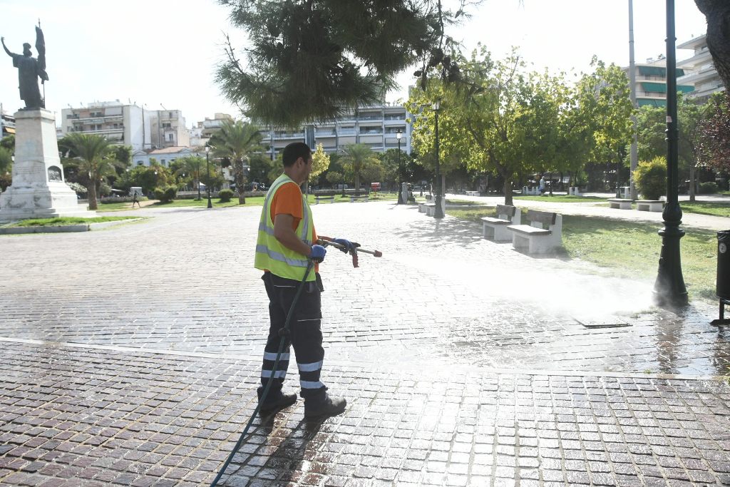 ΠΑΤΡΑ: Οι εργαζόμενοι συνεχίζουν τον καθαρισμό πλατειών