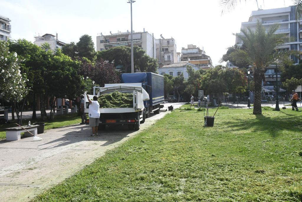 ΠΑΤΡΑ: Οι εργαζόμενοι συνεχίζουν τον καθαρισμό πλατειών