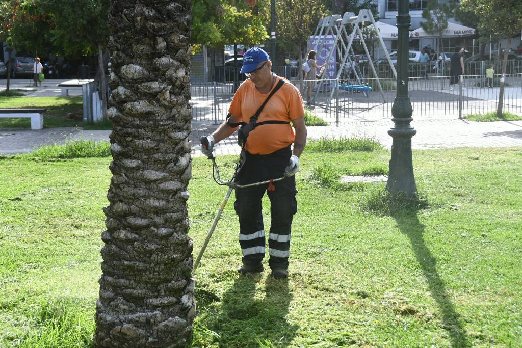 ΠΑΤΡΑ: Οι εργαζόμενοι συνεχίζουν τον καθαρισμό πλατειών