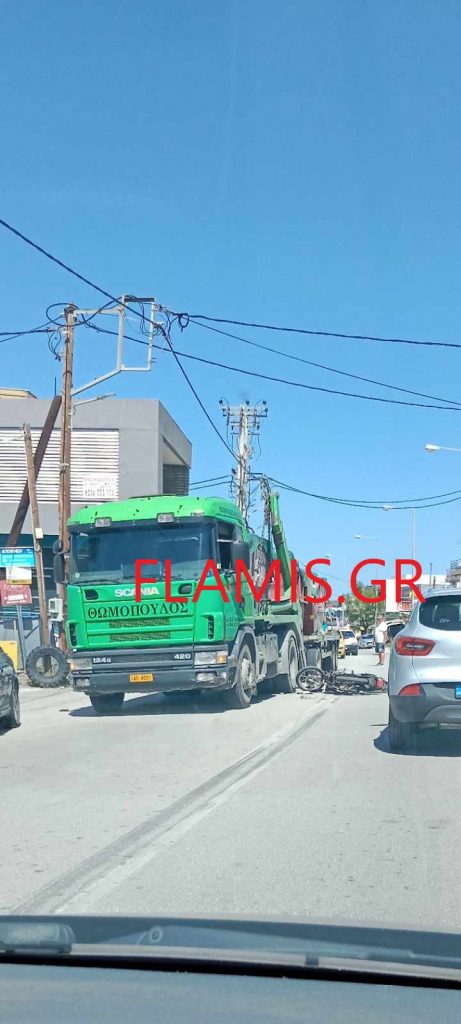 ΠΑΤΡΑ: Σοβαρό τροχαίο στην Οβρυά! Μηχανάκι συγκρούστηκε με φορτηγό που μεταφέρει κάδους! ΦΩΤΟ