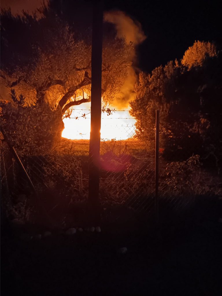 ΠΑΤΡΑ: Πήρε φωτιά τροχόσπιτο και κινδύνευσαν να καούν κάτοικοι! Δεν χωρούσε το Πυροσβεστικό - ΦΩΤΟ