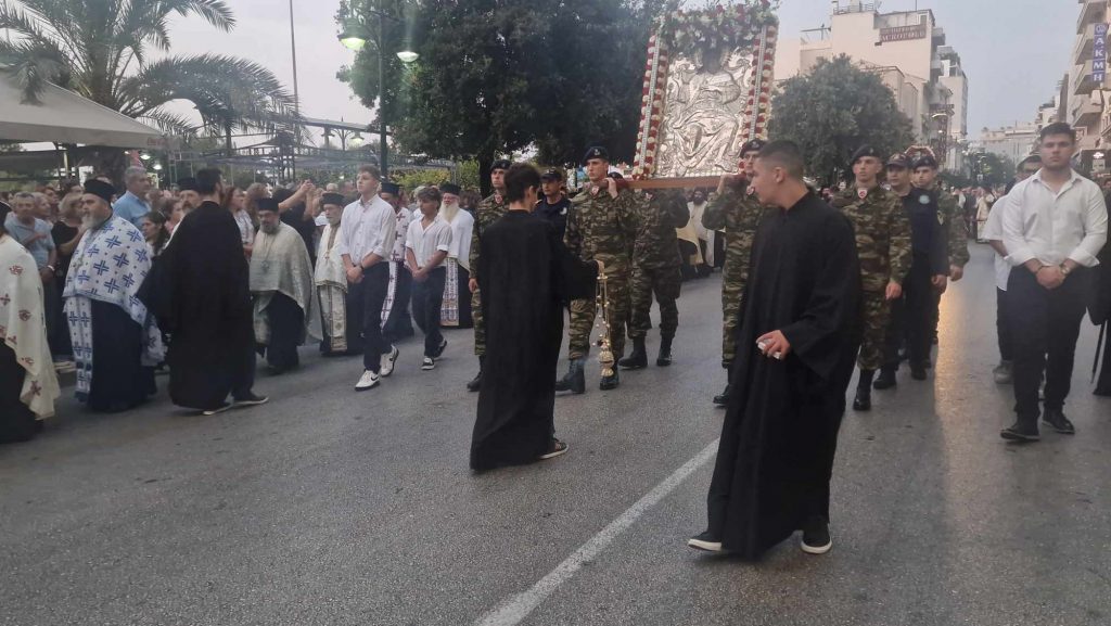 ΔΕΙΤΕ ΠΟΛΛΕΣ ΦΩΤΟ: Χιλιάδες πιστών στη λιτανεία για την επανακομιδή της Τιμίας Κάρας του Αγίου Ανδρέου