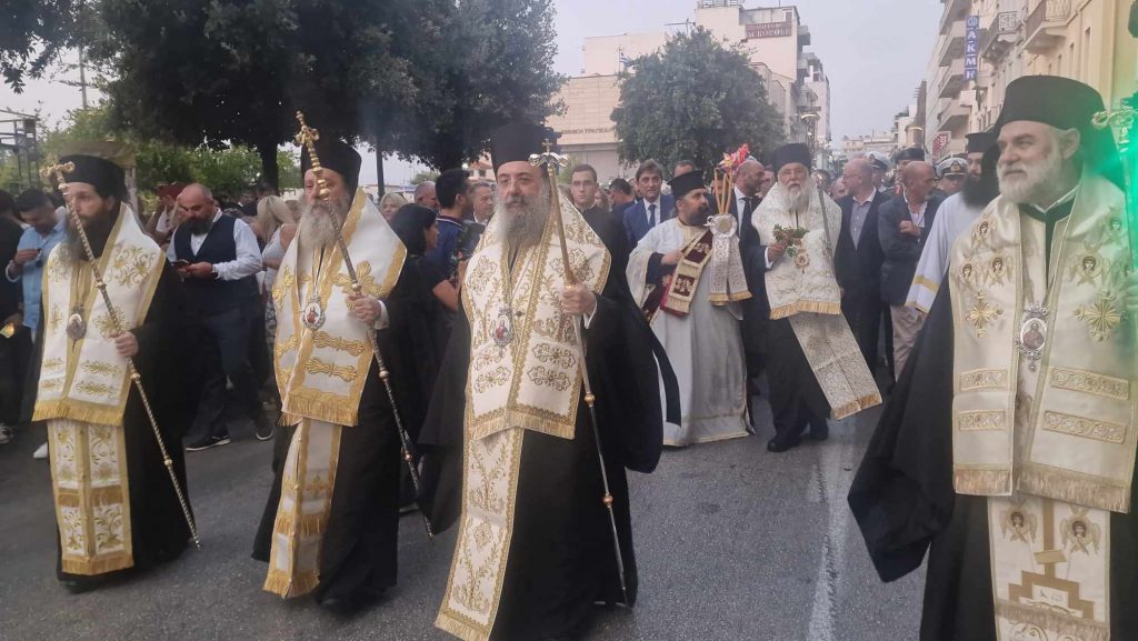 ΔΕΙΤΕ ΠΟΛΛΕΣ ΦΩΤΟ: Χιλιάδες πιστών στη λιτανεία για την επανακομιδή της Τιμίας Κάρας του Αγίου Ανδρέου