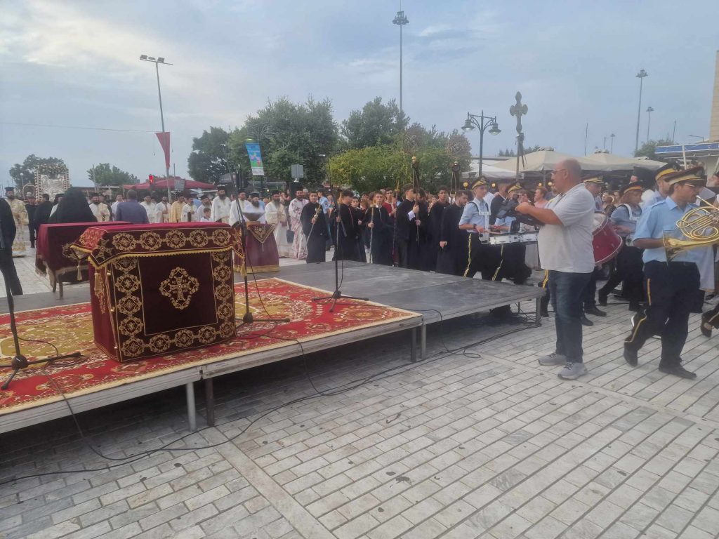 ΔΕΙΤΕ ΠΟΛΛΕΣ ΦΩΤΟ: Χιλιάδες πιστών στη λιτανεία για την επανακομιδή της Τιμίας Κάρας του Αγίου Ανδρέου