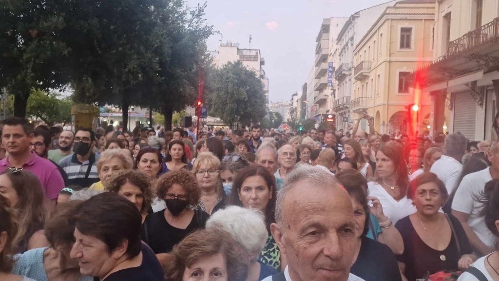 ΔΕΙΤΕ ΠΟΛΛΕΣ ΦΩΤΟ: Χιλιάδες πιστών στη λιτανεία για την επανακομιδή της Τιμίας Κάρας του Αγίου Ανδρέου