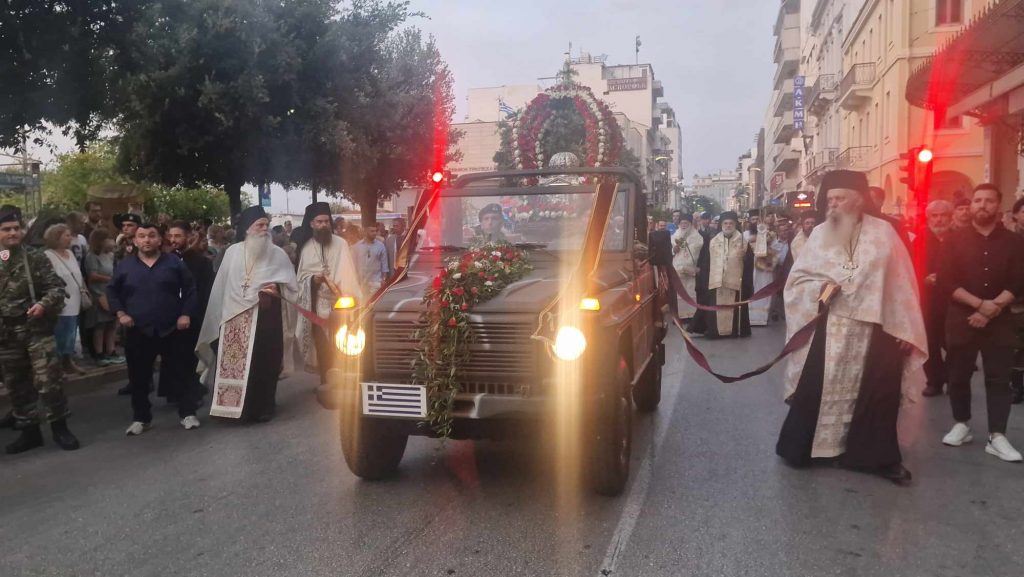 ΔΕΙΤΕ ΠΟΛΛΕΣ ΦΩΤΟ: Χιλιάδες πιστών στη λιτανεία για την επανακομιδή της Τιμίας Κάρας του Αγίου Ανδρέου