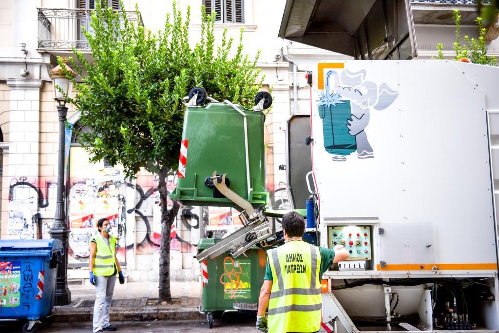 ΠΑΤΡΑ: Οι εργαζόμενοι συνεχίζουν τον καθαρισμό πλατειών