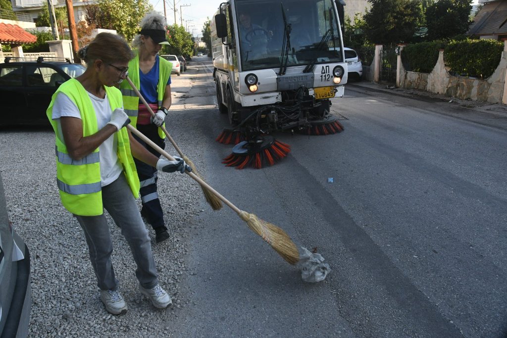 ΔΗΜΟΣ ΠΑΤΡΕΩΝ - ΦΩΤΟ: Συνεχίζει το πλύσιμο δρόμων και πλατειών