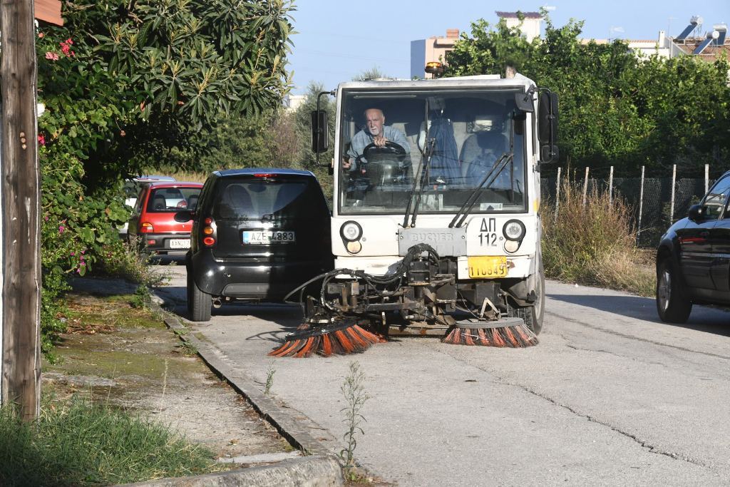 ΔΗΜΟΣ ΠΑΤΡΕΩΝ - ΦΩΤΟ: Συνεχίζει το πλύσιμο δρόμων και πλατειών