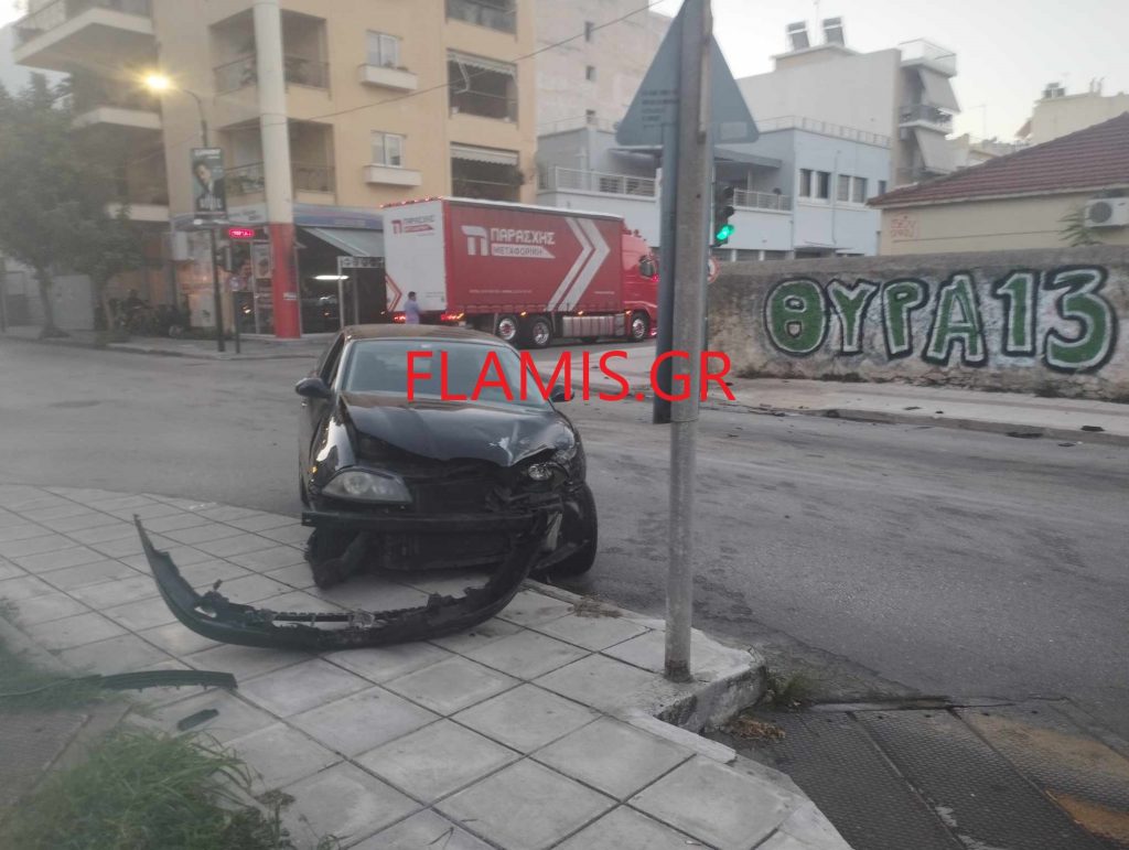 ΠΑΤΡΑ: Σφοδρό τροχαίο... με το καλημέρα! ΙΧ ανέβηκε σε πλατεία - ΦΩΤΟ