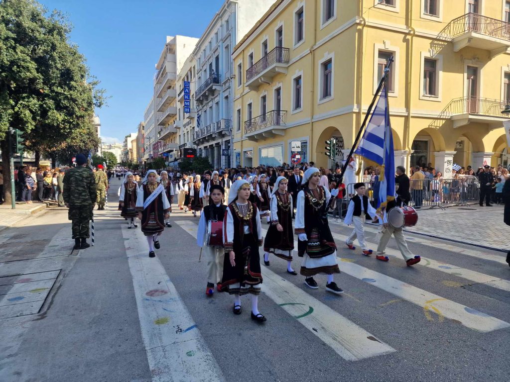 Η Πάτρα γιορτάζει το έπος του '40 - ΔΕΙΤΕ ΔΕΚΑΔΕΣ ΦΩΤΟ ΑΠΟ ΤΗΝ ΠΑΡΕΛΑΣΗ