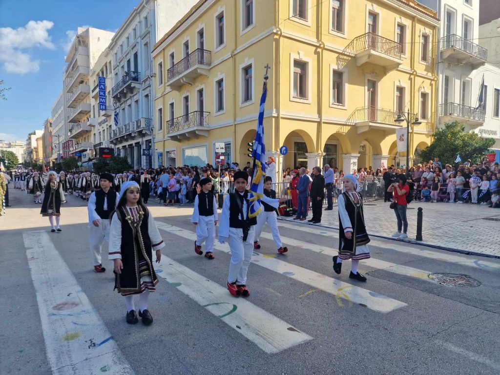 Η Πάτρα γιορτάζει το έπος του '40 - ΔΕΙΤΕ ΔΕΚΑΔΕΣ ΦΩΤΟ ΑΠΟ ΤΗΝ ΠΑΡΕΛΑΣΗ