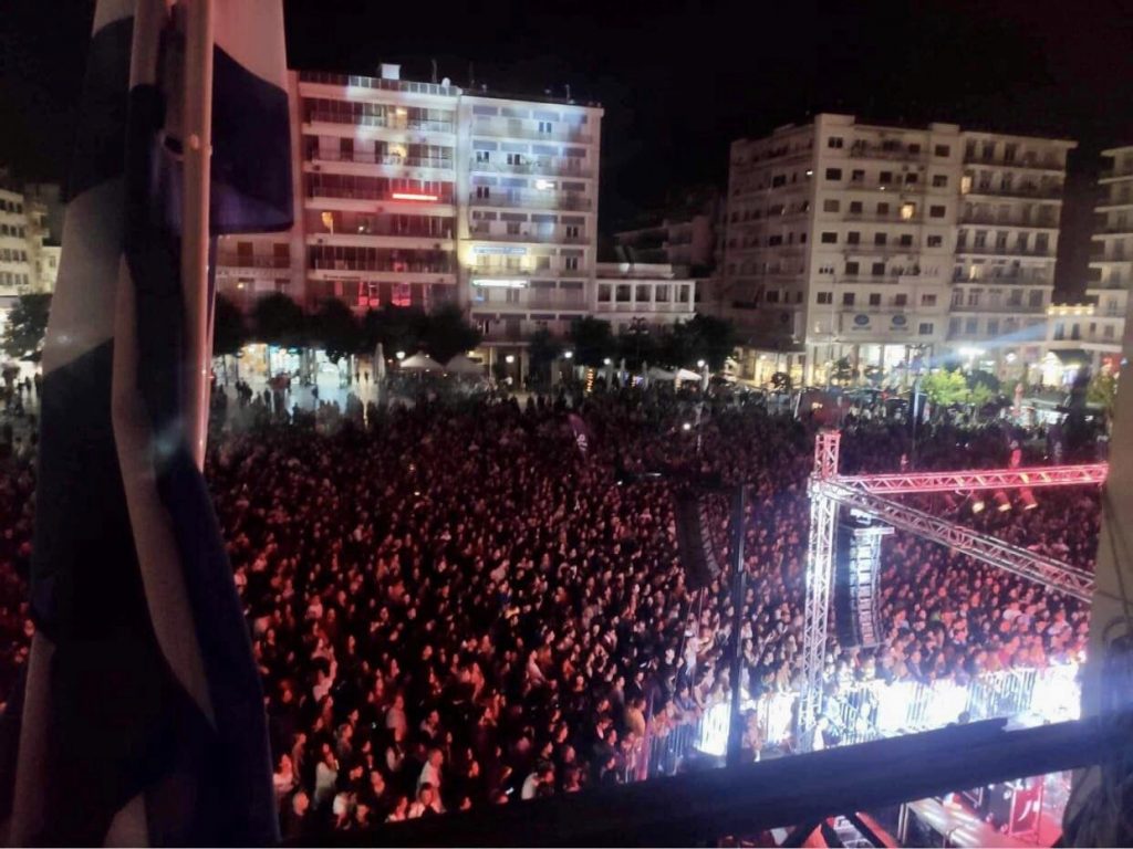 ΠΑΤΡΑ: ΔΕΙΤΕ ΦΩΤΟ ΚΑΙ ΒΙΝΤΕΟ: Χιλιάδες για τους Πυξ Λαξ στην Πλατεία