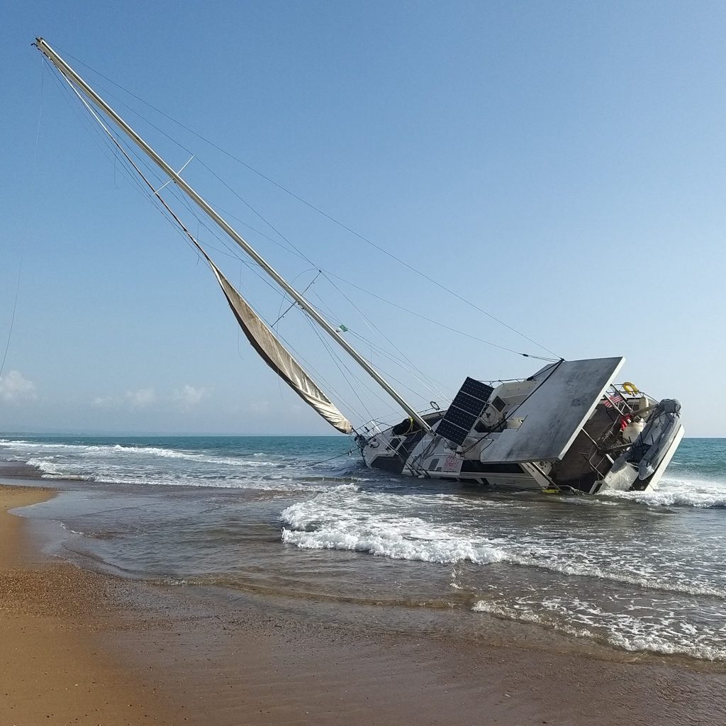 ΔΥΤΙΚΗ ΕΛΛΑΔΑ - ΔΕΙΤΕ ΦΩΤΟ: Ιστιοπλοϊκό 20 μέτρων "εξώκειλε" στην παραλία - ΚΙΝΔΥΝΟΣ ΡΥΠΑΝΣΗΣ