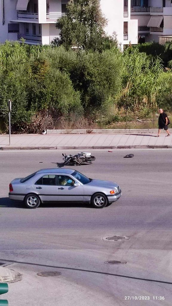 ΦΩΤΟ - ΠΑΤΡΑ - ΣΟΚ! Ηλικιωμένος πέρασε με κόκκινο, έπεσε πάνω σε ντελιβερά και ο νεαρός καταπλακώθηκε από το μηχανάκι!