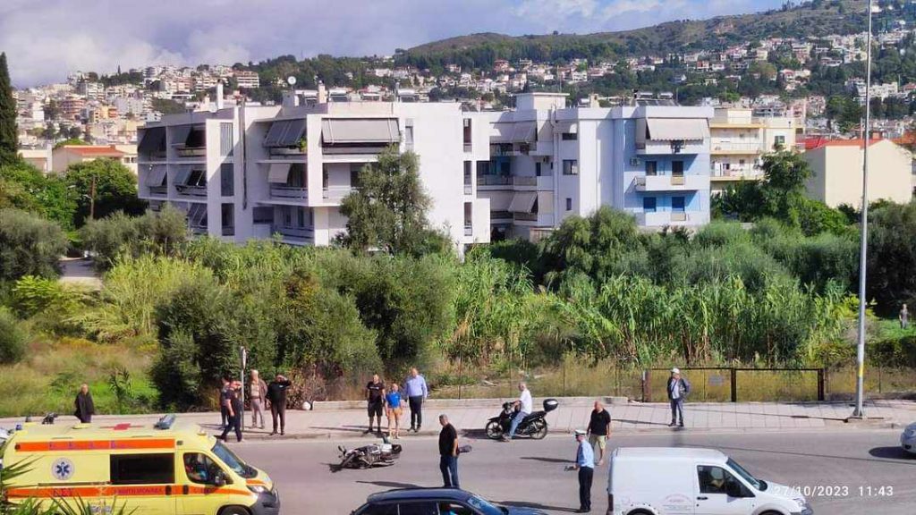 ΦΩΤΟ - ΠΑΤΡΑ - ΣΟΚ! Ηλικιωμένος πέρασε με κόκκινο, έπεσε πάνω σε ντελιβερά και ο νεαρός καταπλακώθηκε από το μηχανάκι! ΦΩΤΟ - ΠΑΤΡΑ - ΣΟΚ! Ηλικιωμένος πέρασε με κόκκινο, έπεσε πάνω σε ντελιβερά και ο νεαρός καταπλακώθηκε από το μηχανάκι!