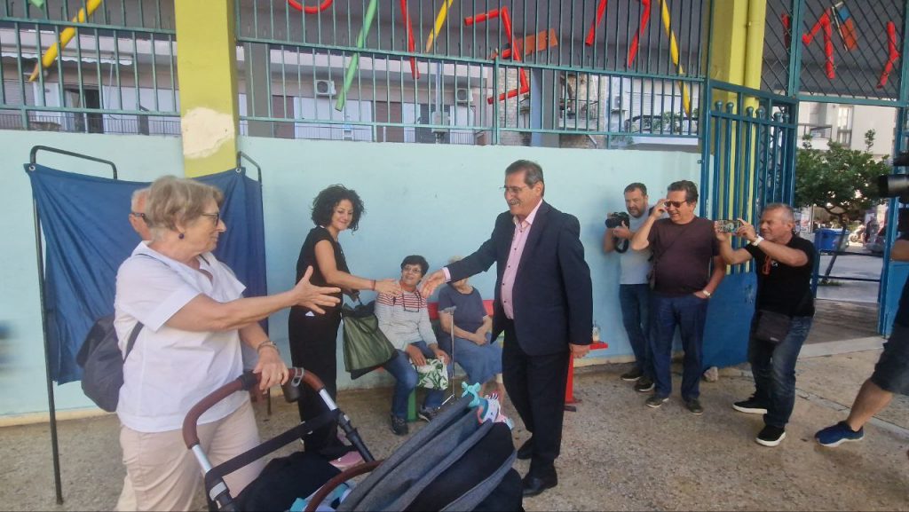 Ψήφισε στο Στρούμπειο ο δήμαρχος Πατρέων Κώστας Πελετίδης