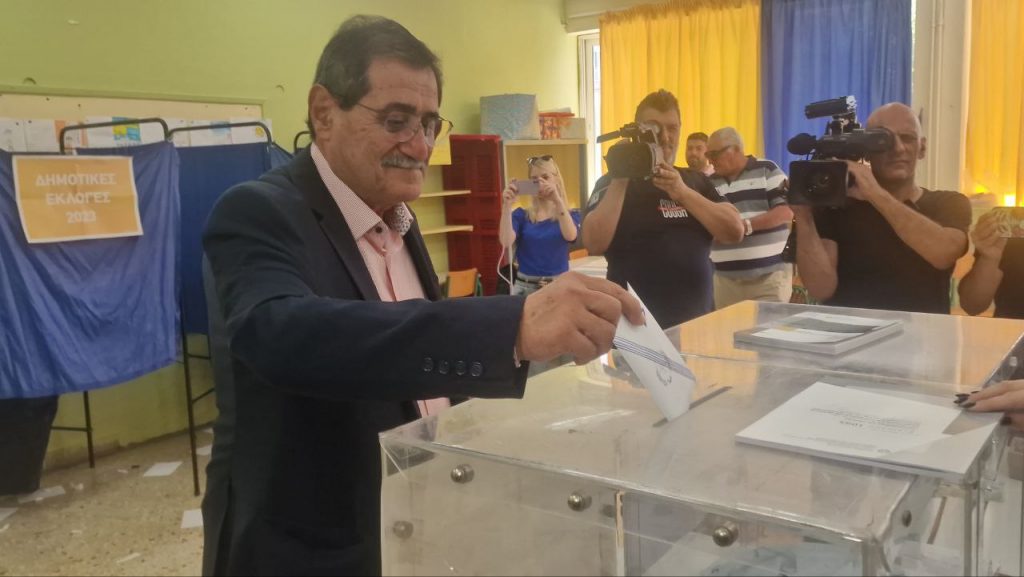 Ψήφισε στο Στρούμπειο ο δήμαρχος Πατρέων Κώστας Πελετίδης