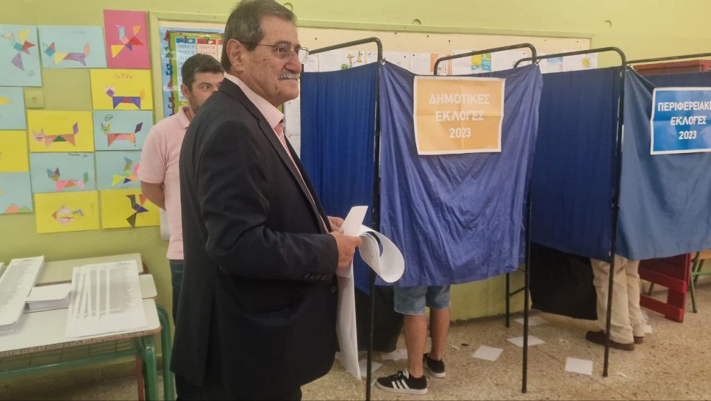 Ψήφισε στο Στρούμπειο ο δήμαρχος Πατρέων Κώστας Πελετίδης Ψήφισε στο Στρούμπειο ο δήμαρχος Πατρέων Κώστας Πελετίδης