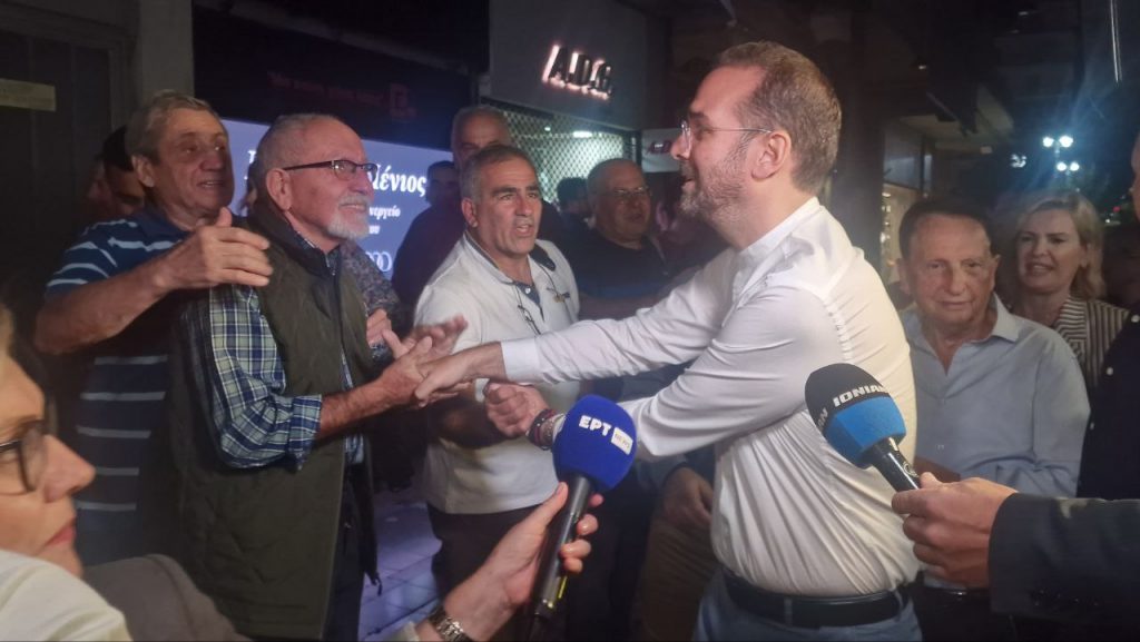 ΒΙΝΤΕΟ: Δείτε τι έγινε όταν έφθασε ο Νεκτάριος Φαρμάκης στο εκλογικό κέντρο στην Πάτρα