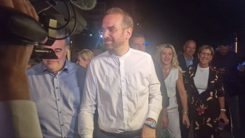 ΒΙΝΤΕΟ: Δείτε τι έγινε όταν έφθασε ο Νεκτάριος Φαρμάκης στο εκλογικό κέντρο στην Πάτρα