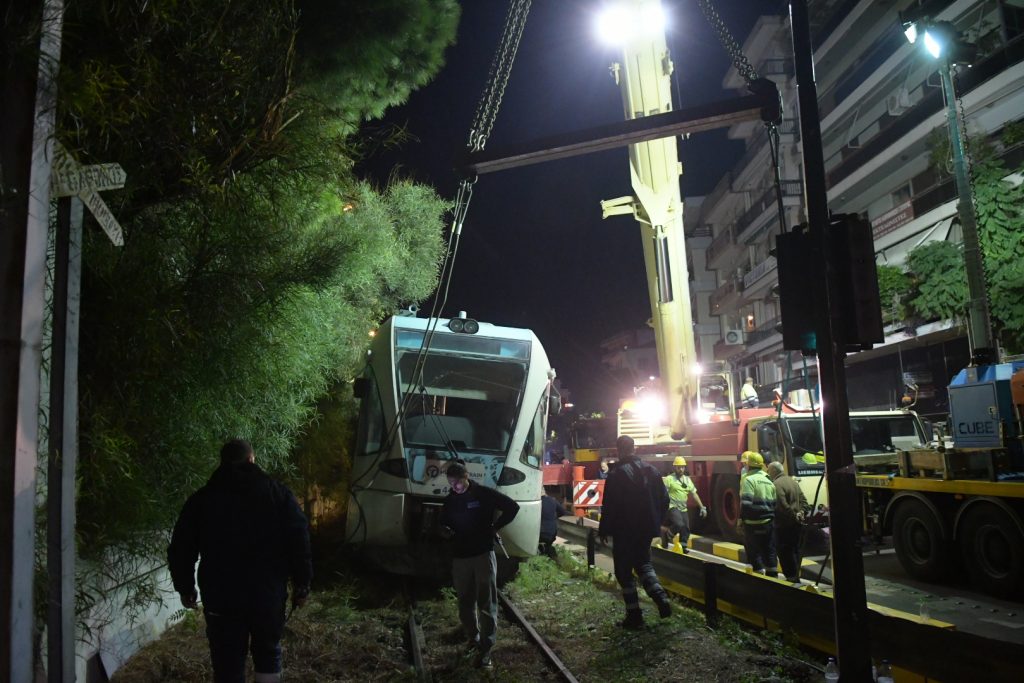 ΠΑΤΡΑ: Το τρένο που εκτροχιάστηκε... μπήκε στην θέση του - ΒΙΝΤΕΟ - ΦΩΤΟ ΚΑΡΕ ΚΑΡΕ Η ΤΟΠΟΘΕΤΗΣΗ