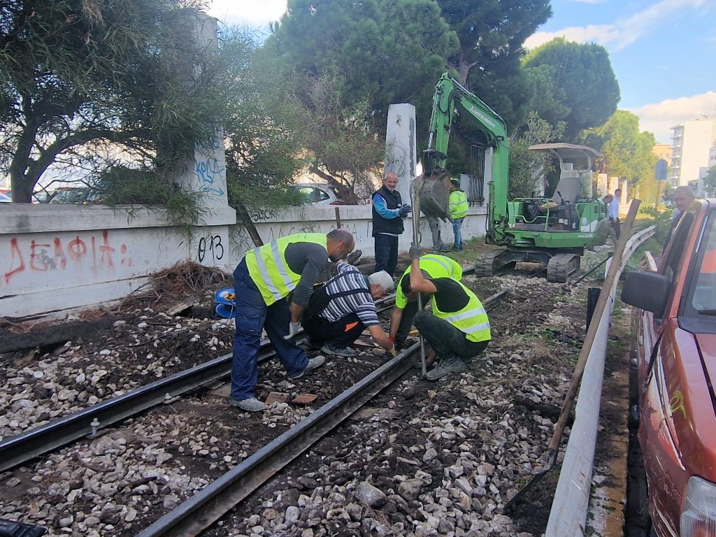 ΠΑΤΡΑ: ΑΥΤΟΨΙΑ  ΣΤΟ ΣΗΜΕΙΟ ΤΟΥ ΕΚΤΡΟΧΙΑΣΜΟΥ: Σε σάπια ξύλα εκινείτο το τρένο! ΦΩΤΟ ΝΤΟΚΟΥΜΕΝΤΟ