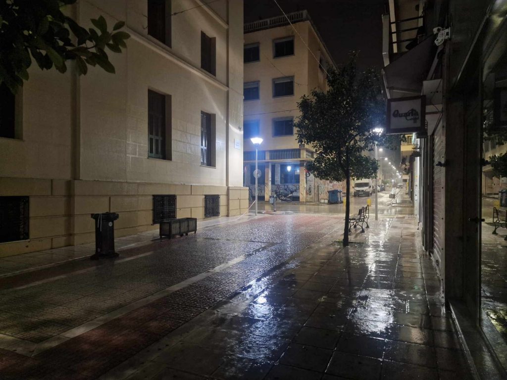 ΠΑΤΡΑ: Πλημμυρισμένοι δρόμοι - Βρέχει όλη τη νύχτα! Εσπασε αγωγός στο Πετρωτό - Πλημμύρισε σπίτι - ΒΙΝΤΕΟ