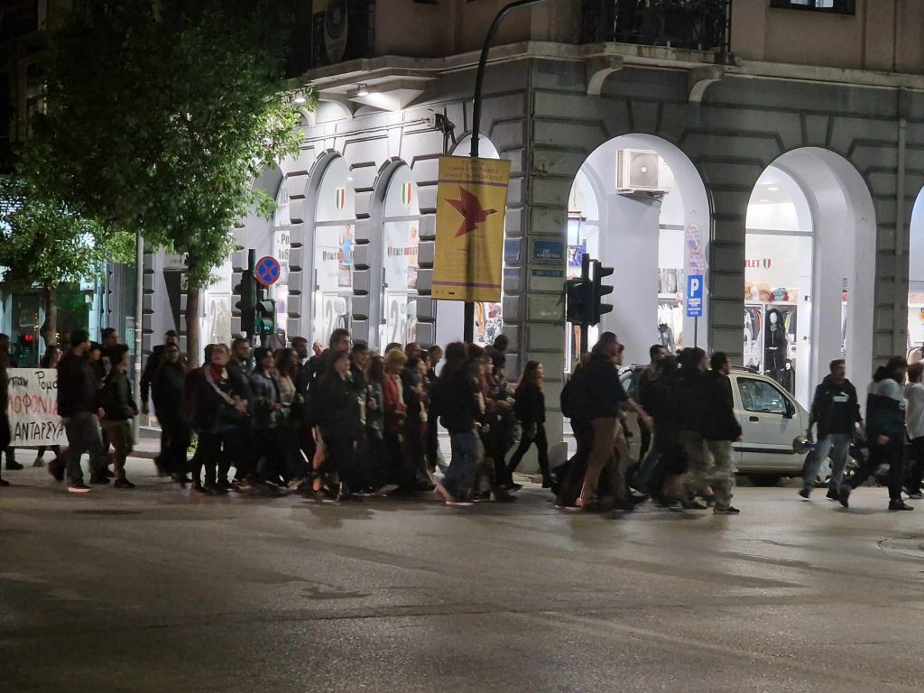 Πάτρα: Πορεία αντιεξουσιαστών για τον 17χρονο Ρομά - Έσπασαν ΑΤΜ, φθορές σε τράπεζα