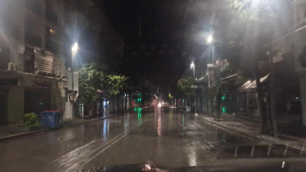 ΠΑΤΡΑ: Πλημμυρισμένοι δρόμοι - Βρέχει όλη τη νύχτα! Εσπασε αγωγός στο Πετρωτό - Πλημμύρισε σπίτι - ΒΙΝΤΕΟ