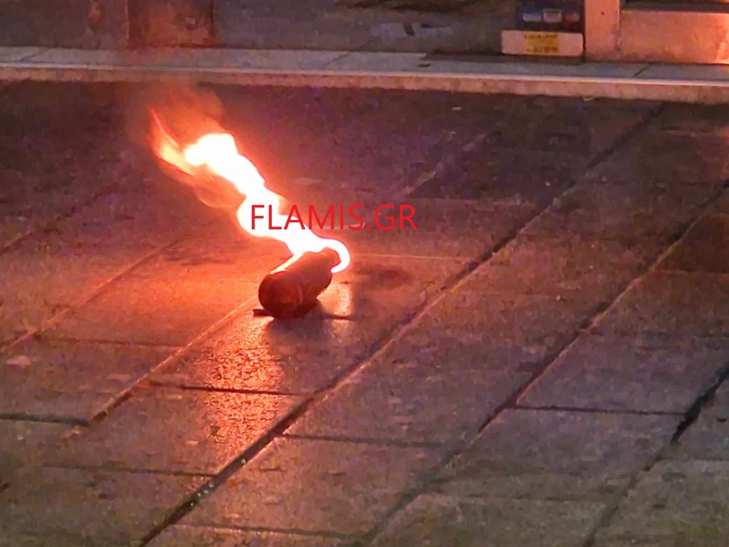Μάχη μέσα στη Ρήγα Φεραίου! "Αναρχικοί" πέταξαν μολότοφ που δεν έσκασε! Απάντησαν με δακρυγόνα οι Αστυνομικοί! ΠΑΝΙΚΟΣ - ΦΩΤΟ