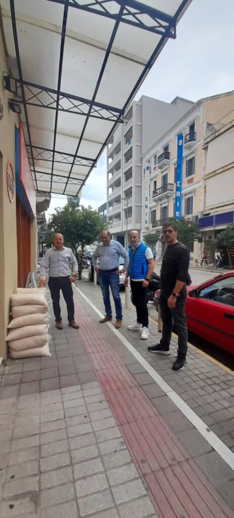Πάτρα: Οχυρώνονται οι καταστηματάρχες – Τσουβάλια έξω από τα κατστήματα