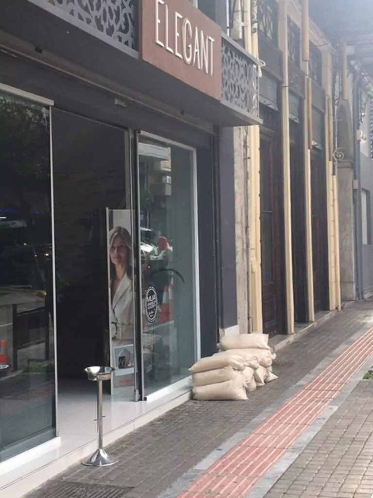 Πάτρα: Οχυρώνονται οι καταστηματάρχες – Τσουβάλια έξω από τα κατστήματα
