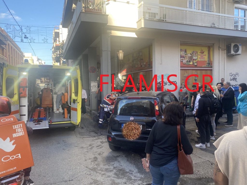 ΣΟΚΑΡΙΣΤΙΚΟ ΤΡΟΧΑΙΟ ΣΤΗΝ ΚΟΡΙΝΘΟΥ: ΙΧ "πέταξε" οδηγό δικύκλου πάνω σε φανάρι - ΦΩΤΟ
