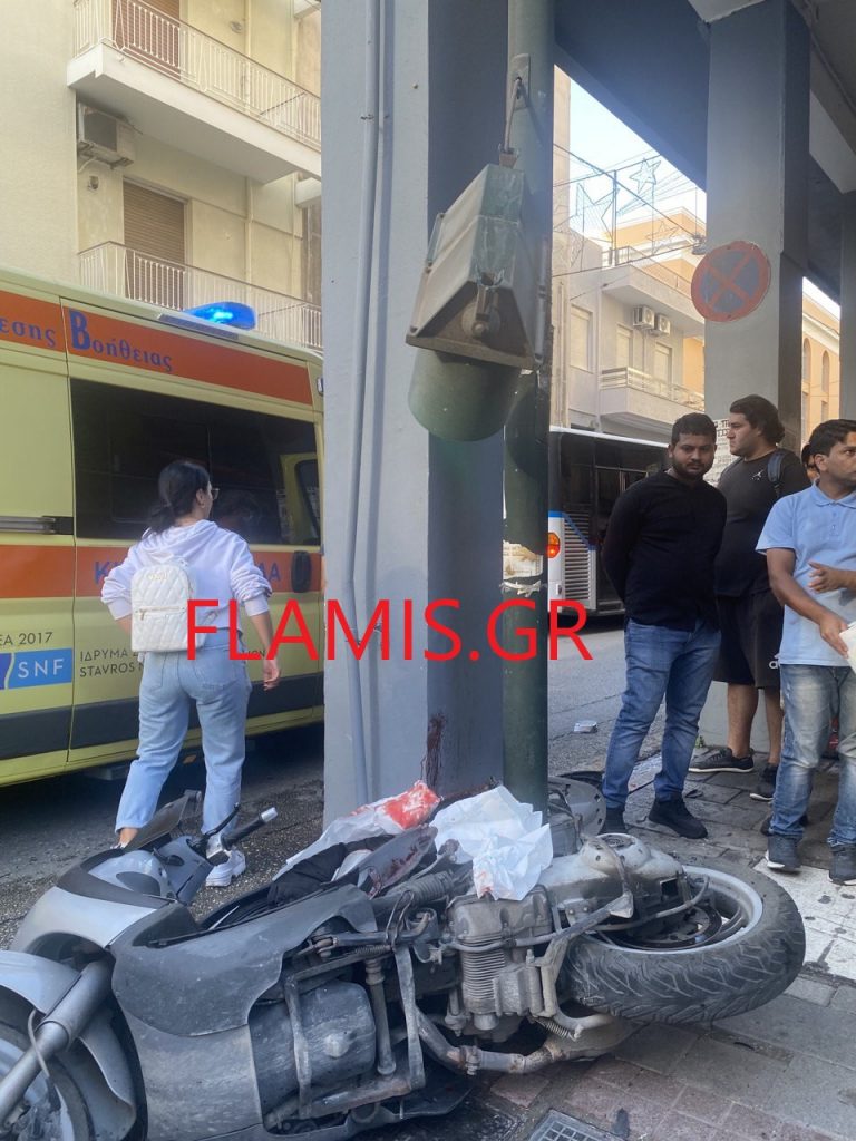 ΣΟΚΑΡΙΣΤΙΚΟ ΤΡΟΧΑΙΟ ΣΤΗΝ ΚΟΡΙΝΘΟΥ: ΙΧ "πέταξε" οδηγό δικύκλου πάνω σε φανάρι - ΦΩΤΟ