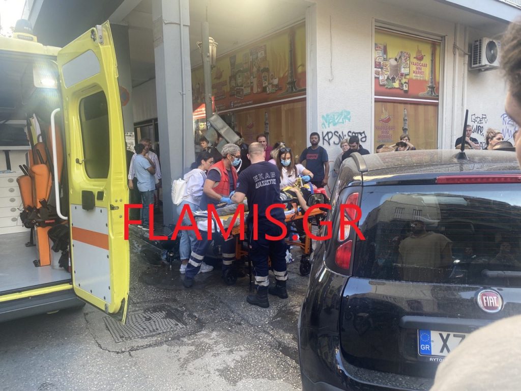 ΣΟΚΑΡΙΣΤΙΚΟ ΤΡΟΧΑΙΟ ΣΤΗΝ ΚΟΡΙΝΘΟΥ: ΙΧ "πέταξε" οδηγό δικύκλου πάνω σε φανάρι - ΦΩΤΟ