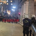 ΠΑΤΡΑ Σε απόσταση αναπνοής ΜΑΤ και διαδηλωτές στην πορεία για τον Αλέξη - Δείτε βίντεο