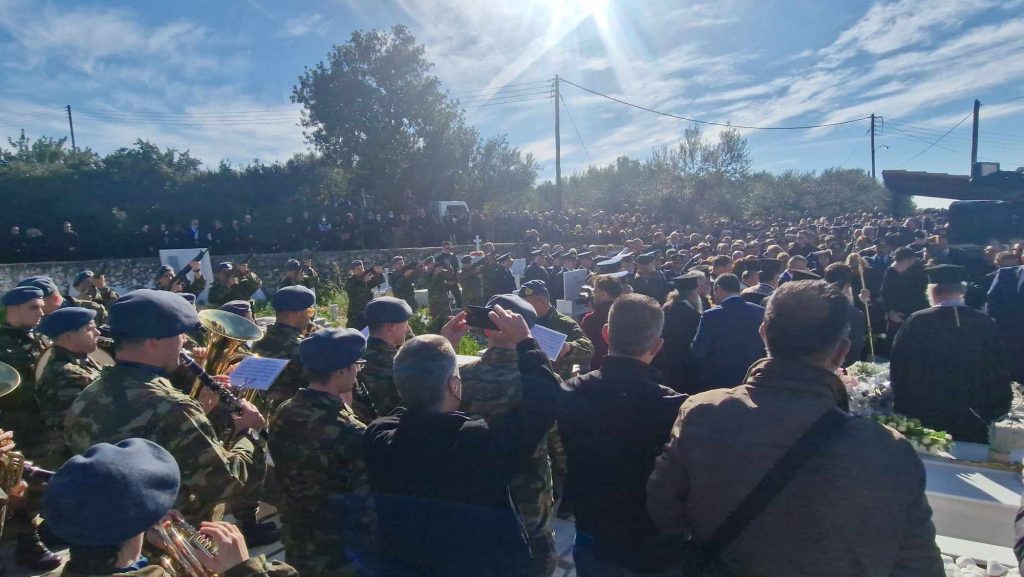 ΣΥΓΚΙΝΗΣΗ ΣΤΗΝ ΚΗΔΕΙΑ ΤΟΥ ΝΩΝΤΑ ΚΩΣΤΕΑ: Ο γιος του παρέλαβε την γαλανόλευκη από τον στρατηγό Φλώρο