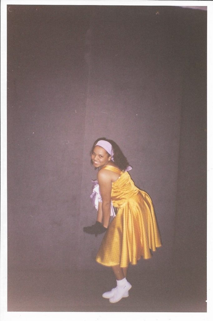 H Idra Kayne μοιράζεται με το Marie Claire παλιές, αγαπημένες φωτογραφίες της: «Εξετάσεις μπαλέτου σε ηλικία 13 ετών»