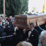 Βασίλης Καρράς: Βαθιά υπόκλιση στον λαϊκό τραγουδιστή – Λαοθάλασσα στην ταφή του στο Κοκκινοχώρι Καβάλας
