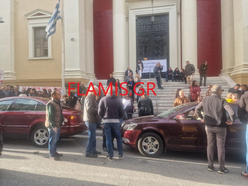ΠΑΤΡΑ - ΔΕΙΤΕ ΦΩΤΟ: Ταξιτζήδες στο πλευρό των δικηγόρων