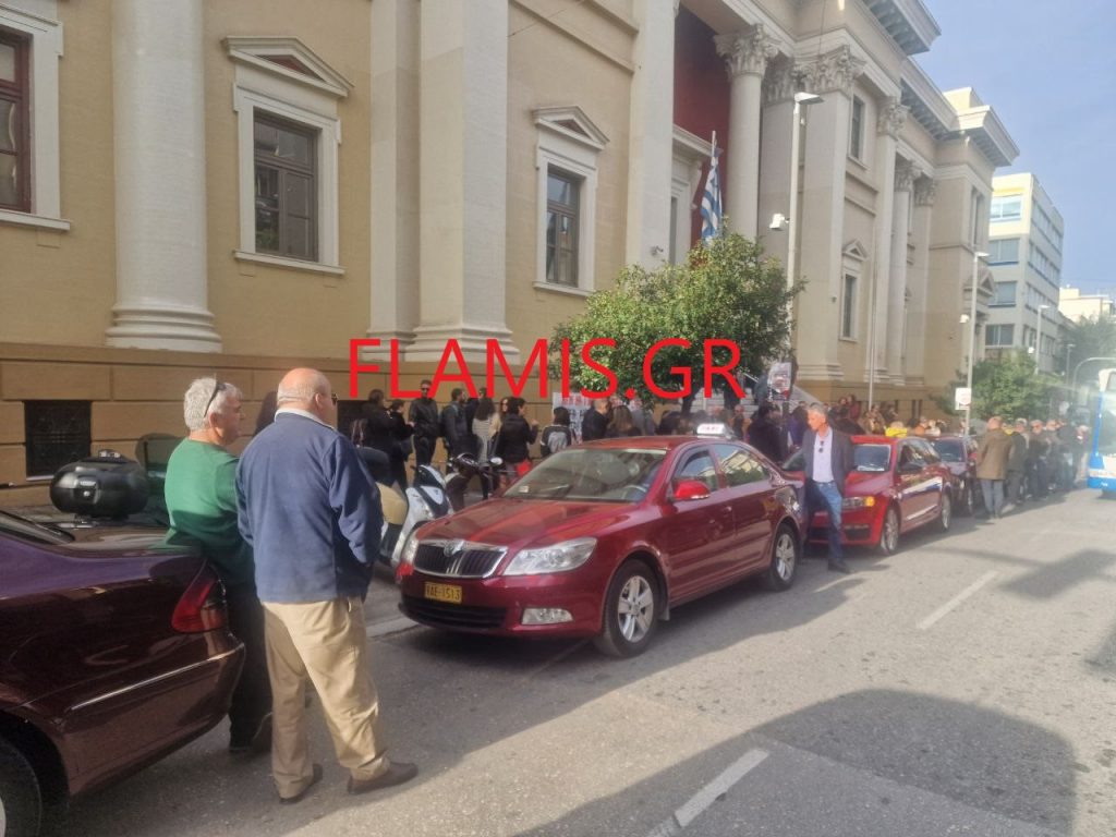 ΠΑΤΡΑ - ΔΕΙΤΕ ΦΩΤΟ: Ταξιτζήδες στο πλευρό των δικηγόρων