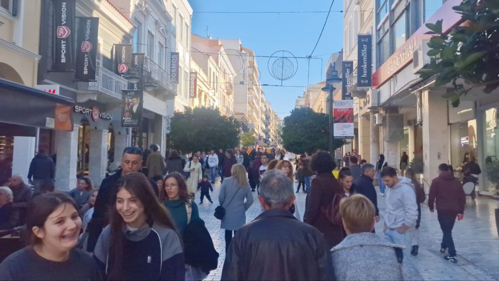 ΔΕΙΤΕ ΠΟΛΛΕΣ ΦΩΤΟ: Δεν έπεφτε "καρφίτσα" το μεσημέρι στο κέντρο της Πάτρας