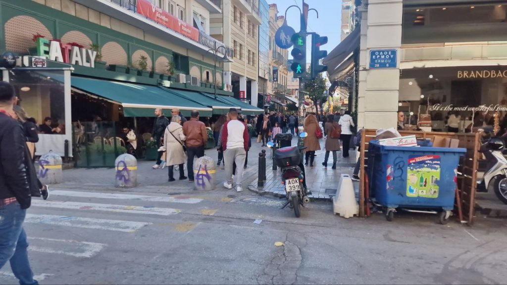 ΔΕΙΤΕ ΠΟΛΛΕΣ ΦΩΤΟ: Δεν έπεφτε "καρφίτσα" το μεσημέρι στο κέντρο της Πάτρας