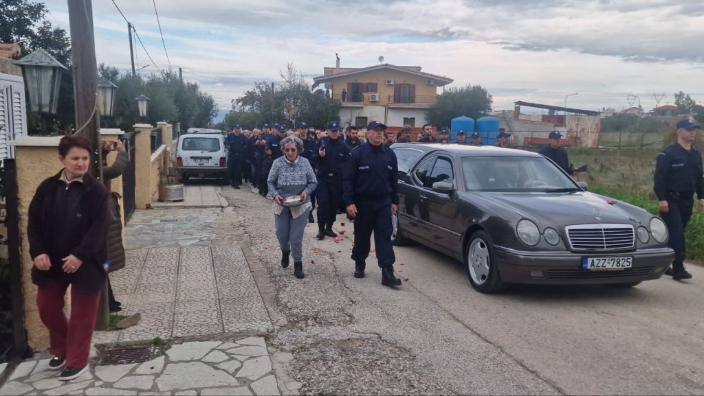Πάτρα: Οδύνη στην κηδεία του 29χρονου αστυνομικού που σκοτώθηκε σε καταδίωξη στον Ασπρόπυργο - ΦΩΤΟ