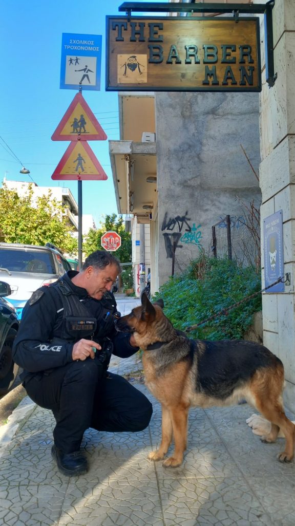 ΠΑΤΡΑ: Μία συγκινητική ιστορία! Η σκυλίτσα... που μπήκε στο κουρείο και το πώς υιοθετήθηκε - ΦΩΤΟ