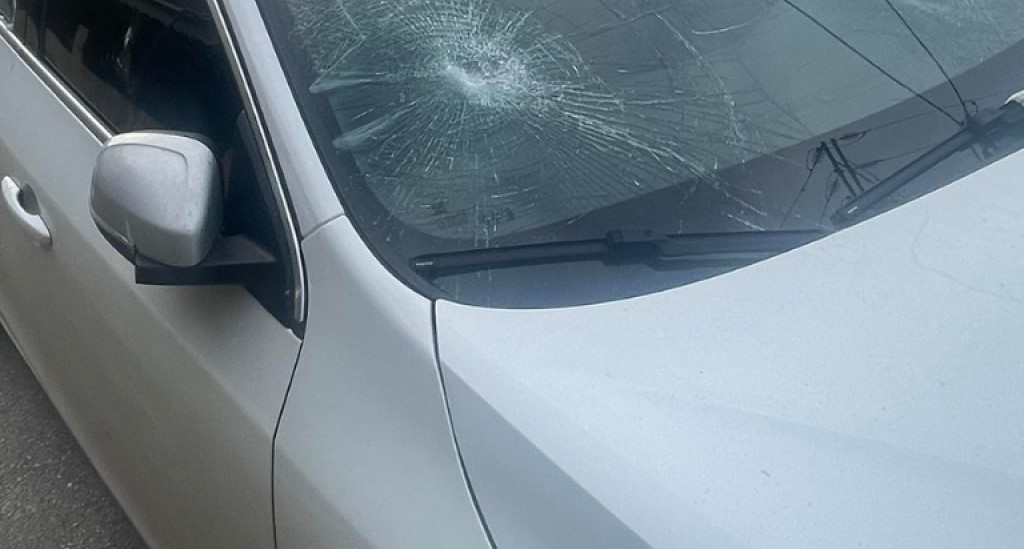 ΠΑΤΡΑ - ΤΩΡΑ: Εσπασαν το αυτοκίνητο υποψήφιου Δημάρχου - ΦΩΤΟ