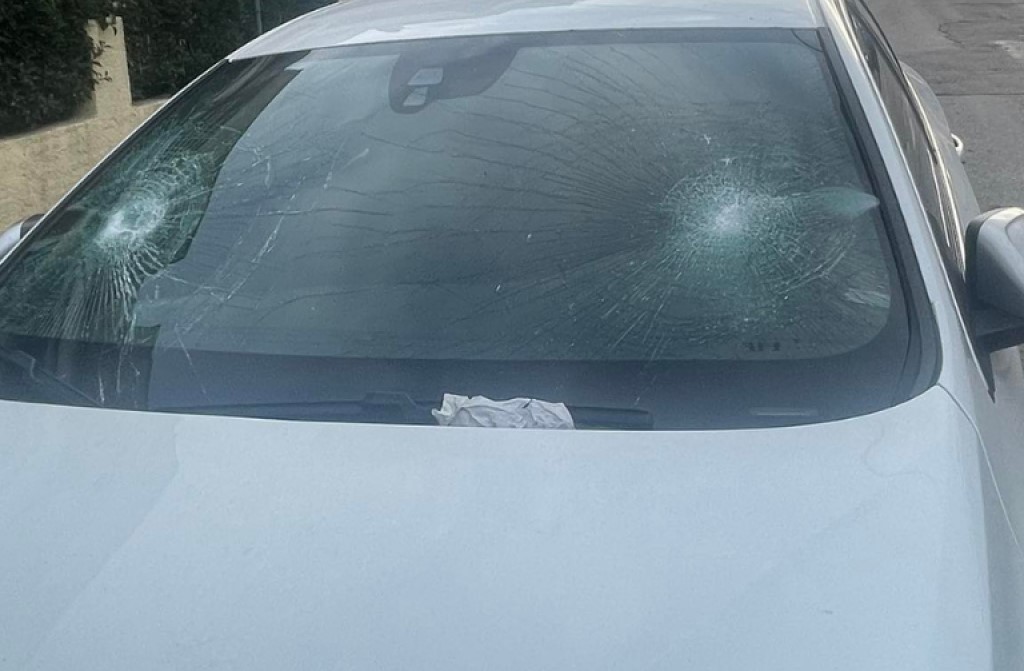 ΠΑΤΡΑ - ΤΩΡΑ: Εσπασαν το αυτοκίνητο υποψήφιου Δημάρχου - ΦΩΤΟ